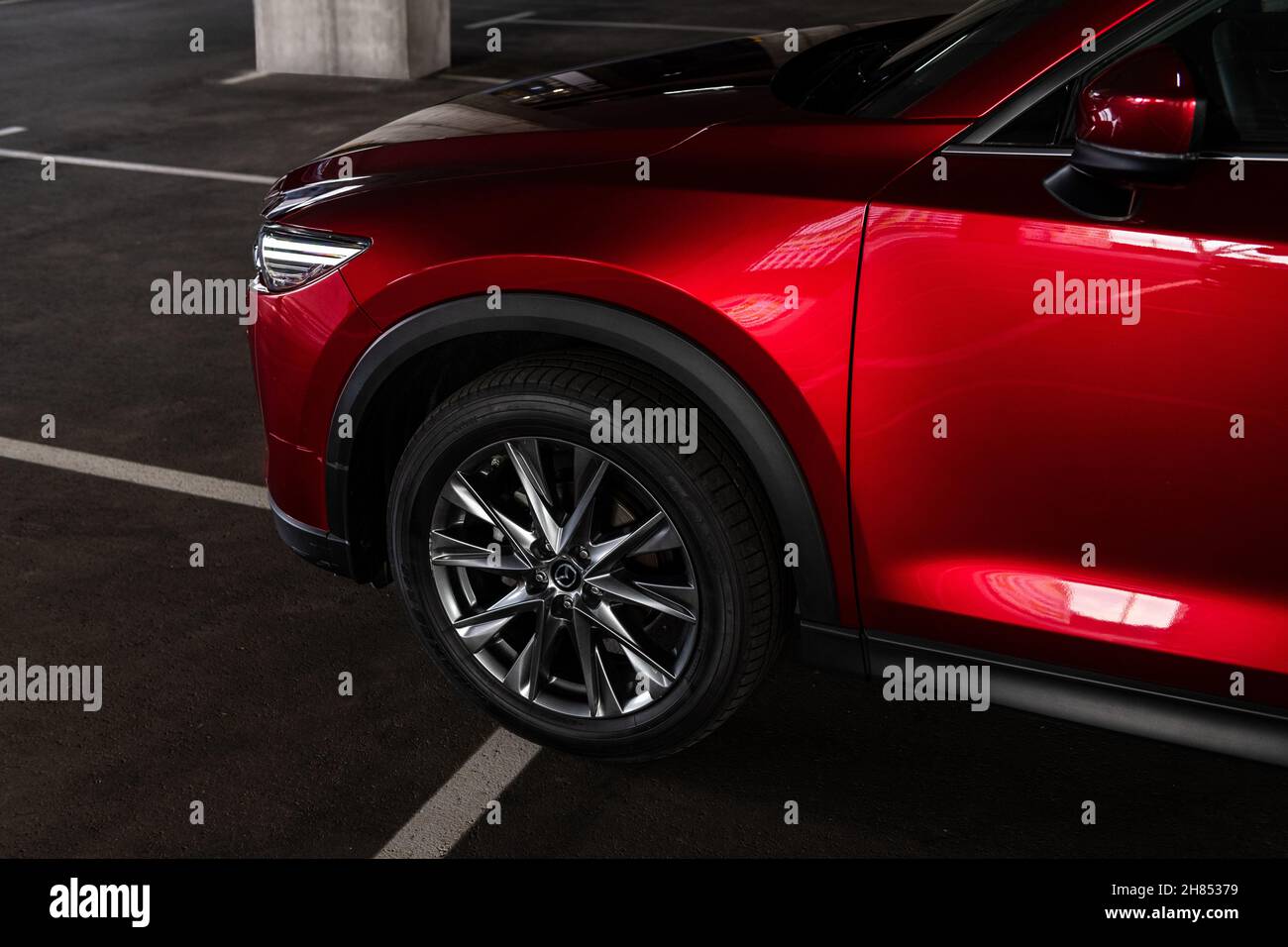 Kiew, Ukraine - 3. Juli 2021: Neuer roter Mazda CX-5 Nahaufnahme Seitenansicht Stockfoto