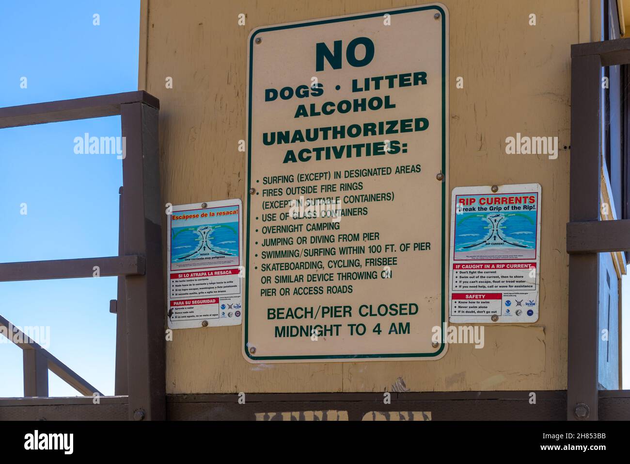 San Clemente, CA, USA – 13. November 2021: Regeln und Einschränkungen auf der Rückseite eines Rettungsschwimmerturms am San Clemente Beach. Stockfoto