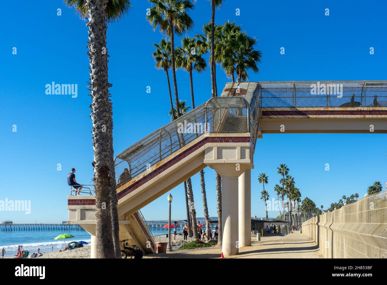 San Clemente, CA, USA – 13. November 2021: Die Fußgängerüberführung ermöglicht den Zugang zum Strandbereich in San Clemente, Kalifornien. Stockfoto