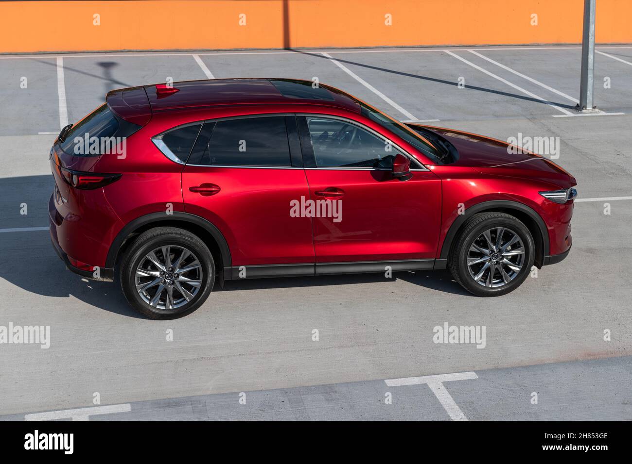 Kiew, Ukraine - 30. Juni 2021: Seitenansicht des neuen roten Mazda CX-5 auf dem Parkplatz Stockfoto