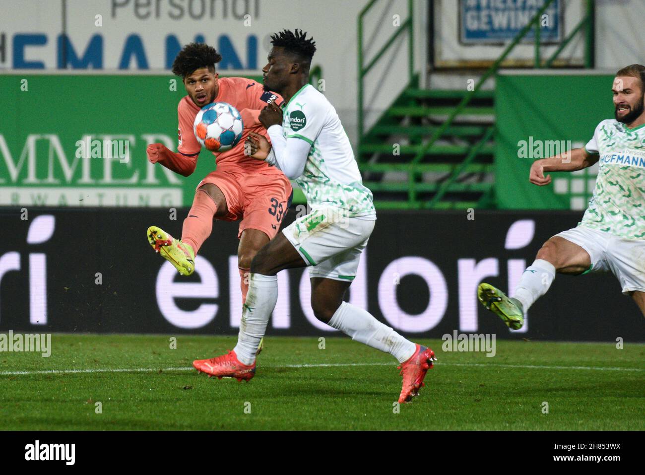 Deutschland, Fürth, Sportpark Ronhof Thomas Sommer - 27.11.2021 - Fussball, 1.Bundesliga - SpVgg Greuther Fürth vs. TSG 1899 Hoffenheim Bild: (Fltr) Georginio Rutter (TSG 1899 Hoffenheim, 33) beim Schießen auf seinen 2nd Treffer des Spiels, um in der 57th Minuten 2:4 Punkte zu erreichen; Hans Nunoo Sarpei SpVgg Greuther Fürth,14) verteidigend.. Die DFL-Vorschriften verbieten die Verwendung von Fotos als Bildsequenzen und quasi-Video Stockfoto