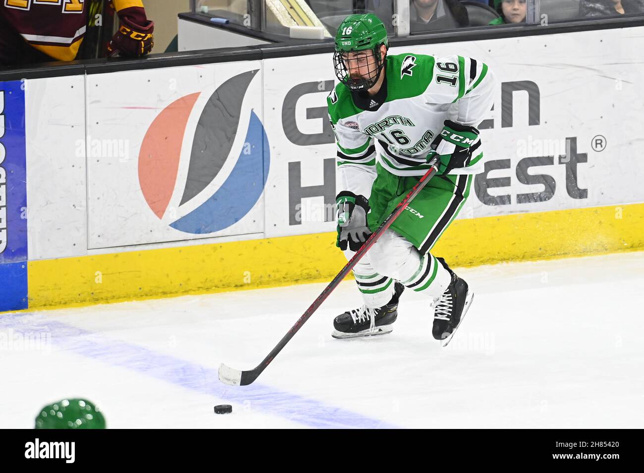 26. November 2021 North Dakota Fighting Hawks Forward Ashton Calder (16) skates the Puck up the Ice during a NCAA men's Hockey game between the Minnesota Gophers and the University of North Dakota Fighting Hawks at Ralph Engelstad Arena in Grand Forks, ND. Minnesota gewann 5-1. Von Russell Hons/CSM Stockfoto