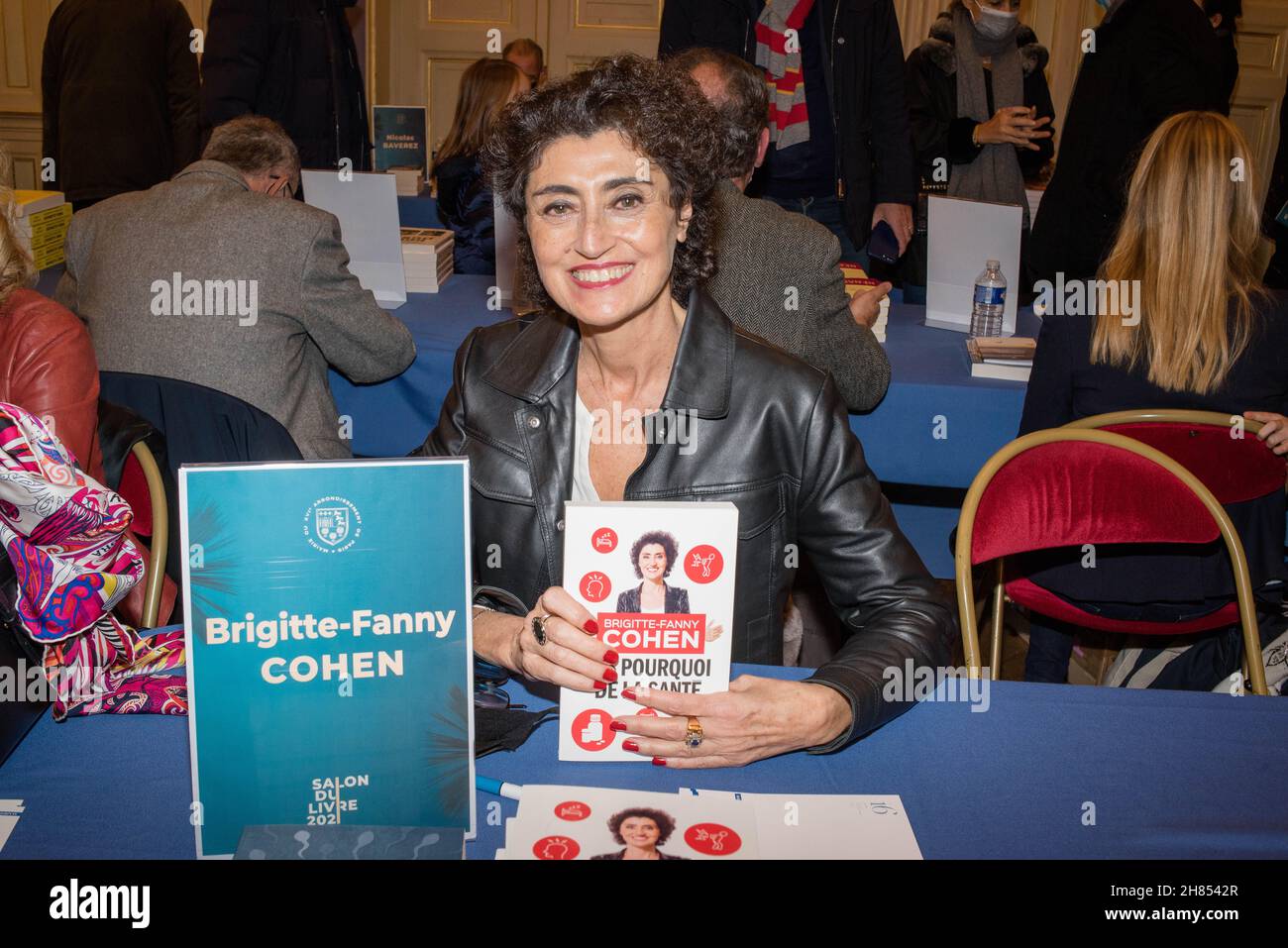 Paris : Rencontre avec la journaliste Brigitte Fanny Cohen lors d'une séance dédicace de ses deux derniers livres au Salon du livre de la Mairie 75016. Stockfoto