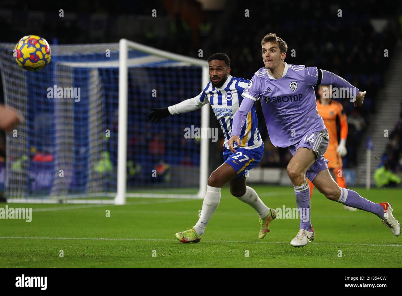 Brighton and Hove, England, 27th. November 2021. Jürgen Locadia von Brighton und Hove Albion und Diego Llorente von Leeds haben sich während des Premier League-Spiels im AMEX Stadium, Brighton und Hove für den Ball eingesetzt. Bildnachweis sollte lauten: Paul Terry / Sportimage Stockfoto