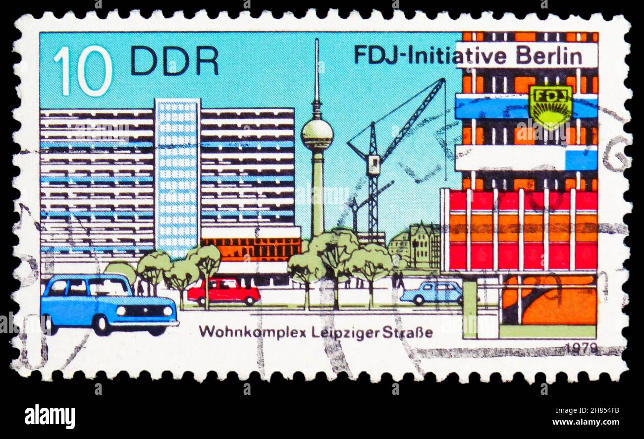 MOSKAU, RUSSLAND - 24. OKTOBER 2021: In Deutschland gedruckte Briefmarke zeigt Wohnanlage Leipziger Straße, FDJ-Initiative Berlin Serie, um 19 Stockfoto