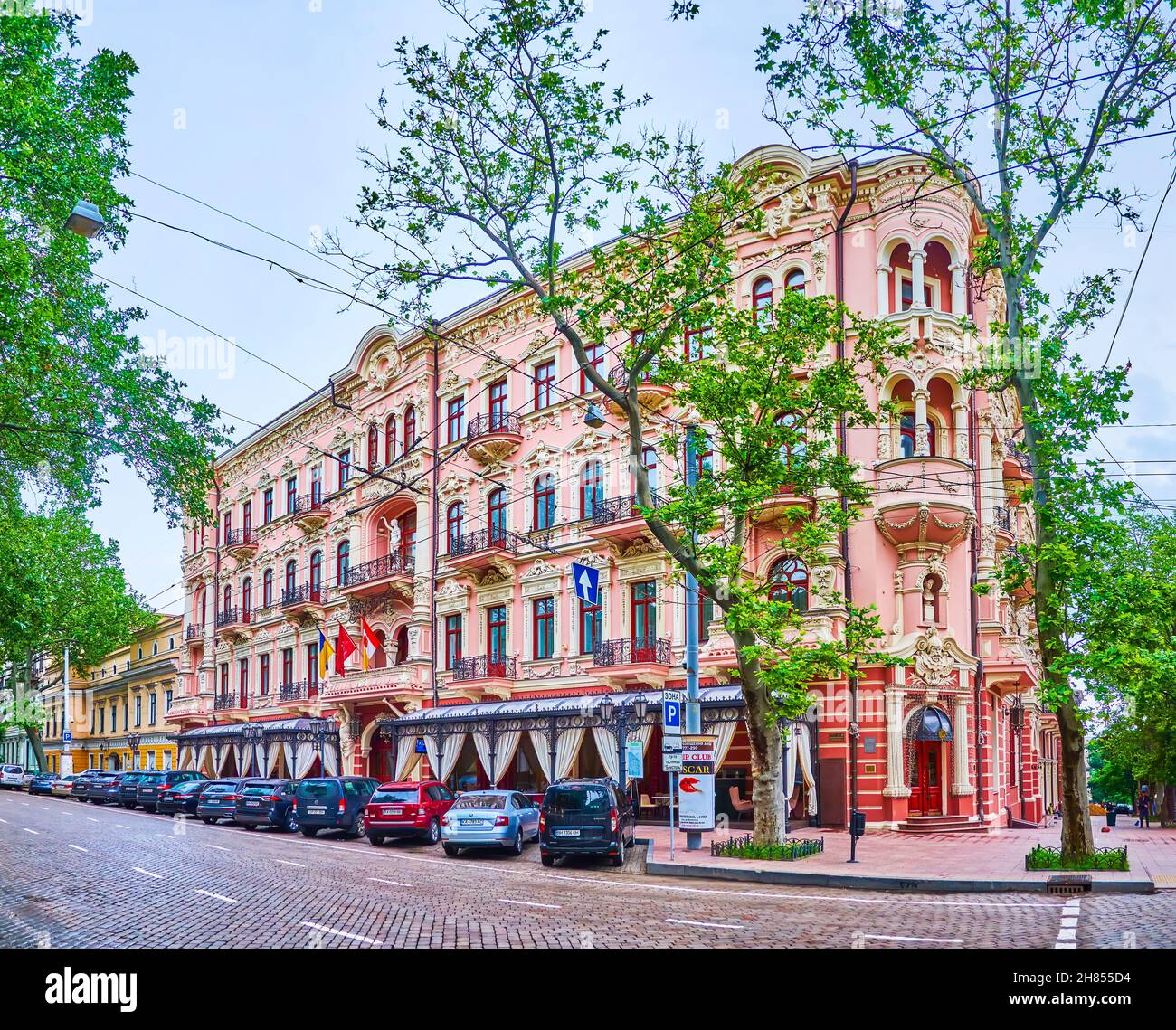 ODESSA, UKRAINE - 19. Juni 2021: Die malerische Fassade des historischen Gebäudes des Hotels Bristol, ehemaliges Hotel Krasnaya, am 19. Juni in Odessa Stockfoto