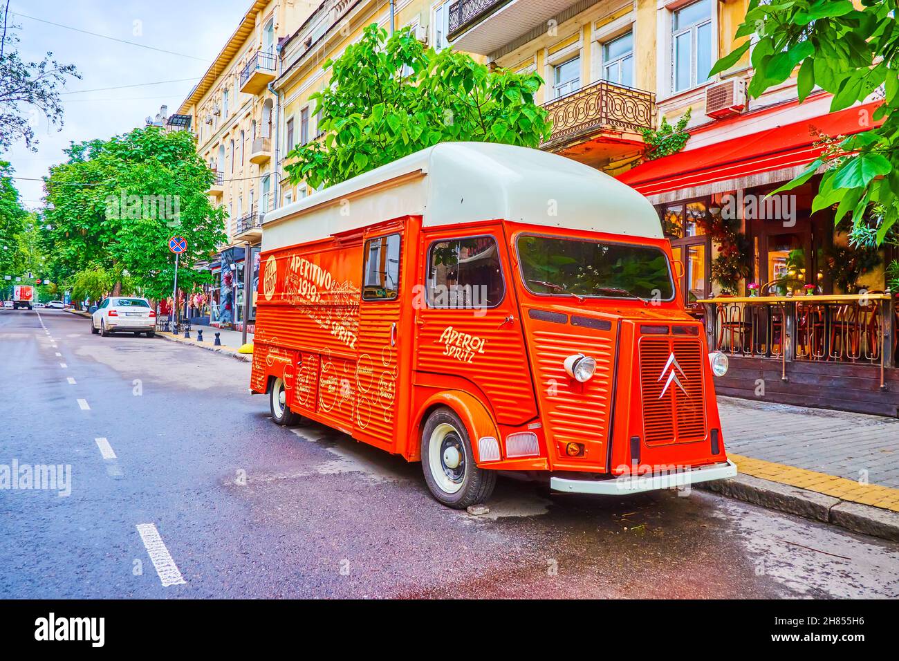 ODESSA, UKRAINE - 19. Juni 2021: Oldtimer-Bus mit Aperol Spritz Schilder geparkt neben Nachtclubs und Bars im Stadtzentrum, am 19. Juni in Odessa Stockfoto