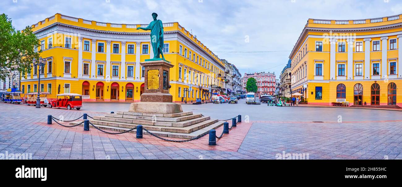Panorama des Primorskiy Boulevard mit dem Bronzestatue des Duc de Richelieu, mit historischen Gebäuden im Hintergrund in Odessa, Ukraine Stockfoto