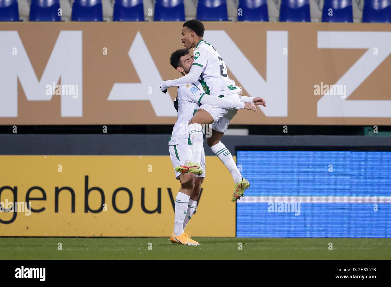 SITTARD, NIEDERLANDE – NOVEMBER 27: Daleho Irandust vom FC Groningen feiert mit Cyril Ngonge vom FC Groningen nach dem dritten Treffer seiner Seite beim niederländischen Eredivisie-Spiel zwischen Fortuna Sittard und FC Groningen am 27. November 2021 im Fortuna Sittard Stadion in Sittard, Niederlande (Foto: Broer van den Boom/Orange Picts) Stockfoto