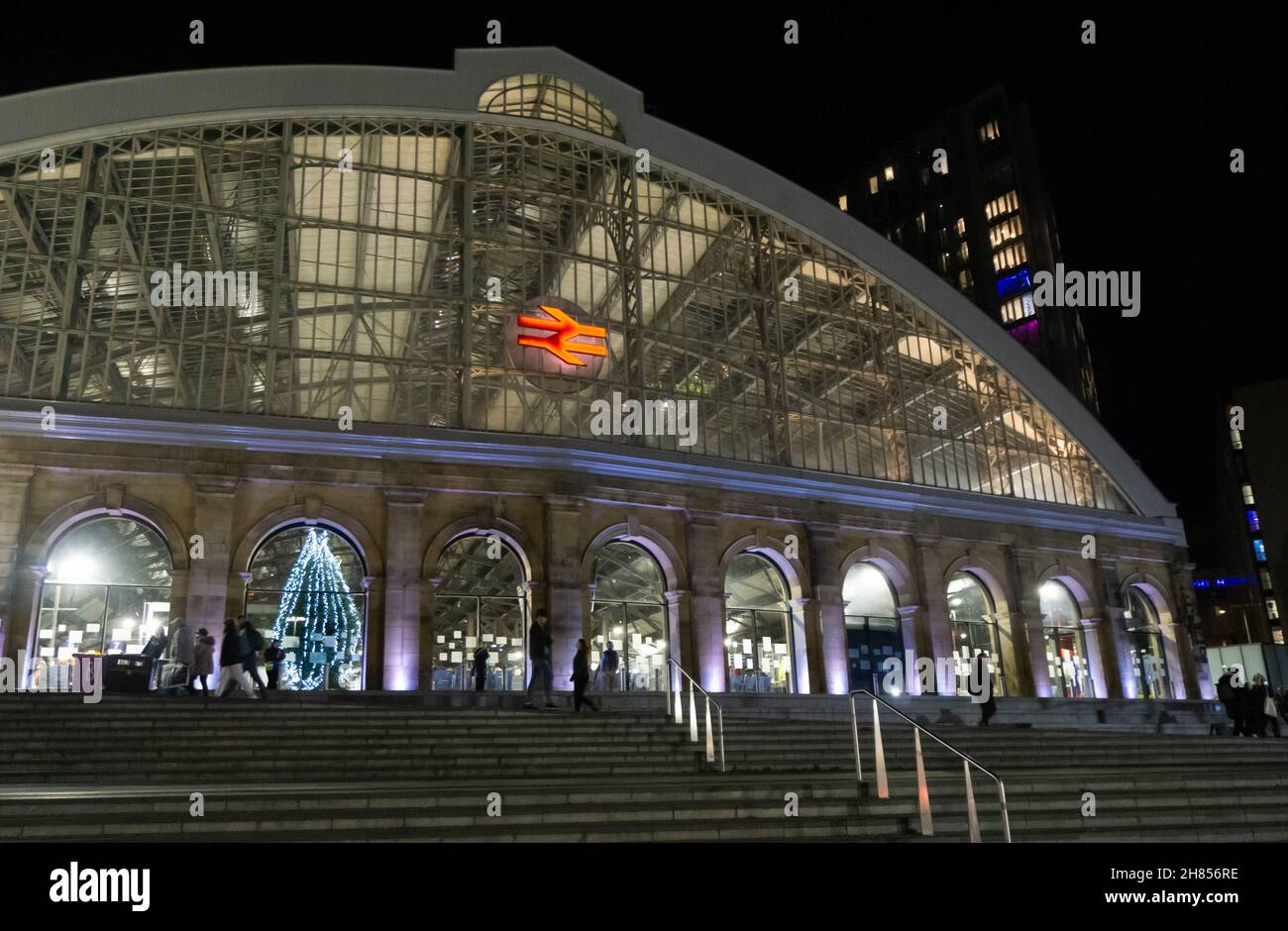 Bahnhof Lime Street in der Nacht zur Weihnachtszeit. Baum der Lichter innen Stockfoto