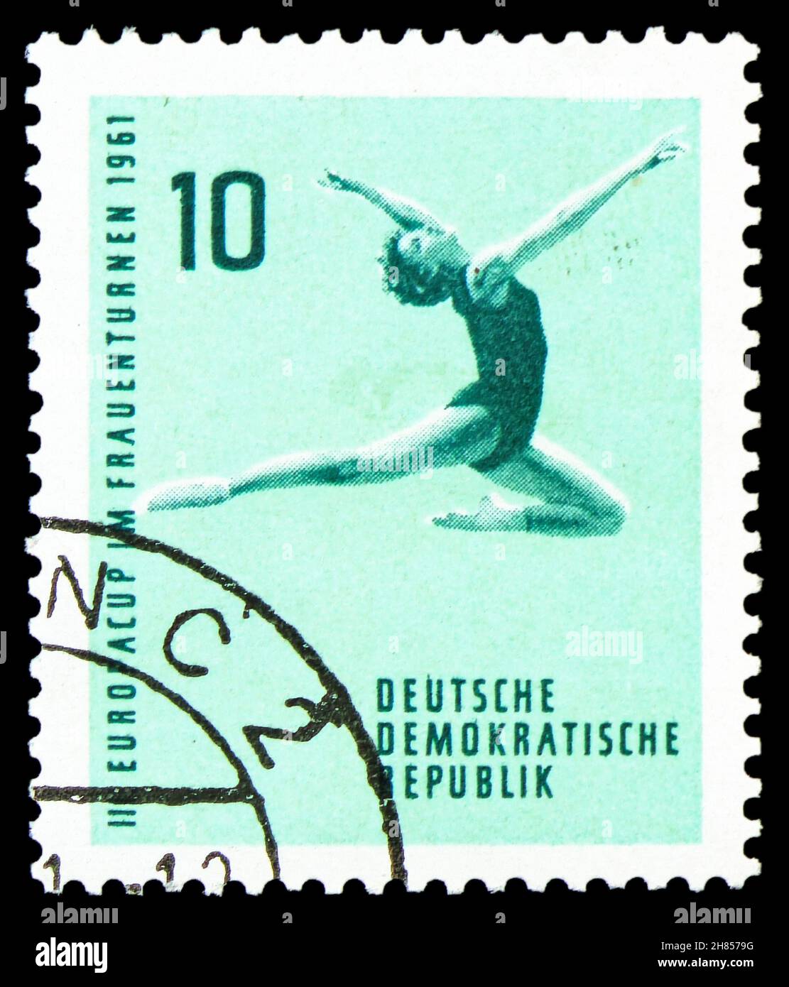 MOSKAU, RUSSLAND - 24. OKTOBER 2021: In Deutschland gedruckte Briefmarke zeigt Bodenübungen, Gymnastikserie, um 1961 Stockfoto