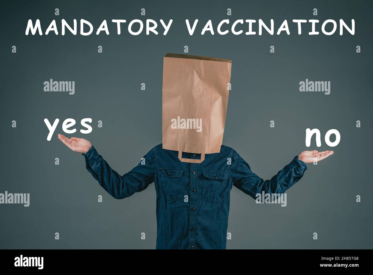 Obligatorische Impfung, ja oder nein, Mann mit Papiertüte auf dem Kopf, eine Entscheidung zu treffen, covid-19, Pandemie Stockfoto
