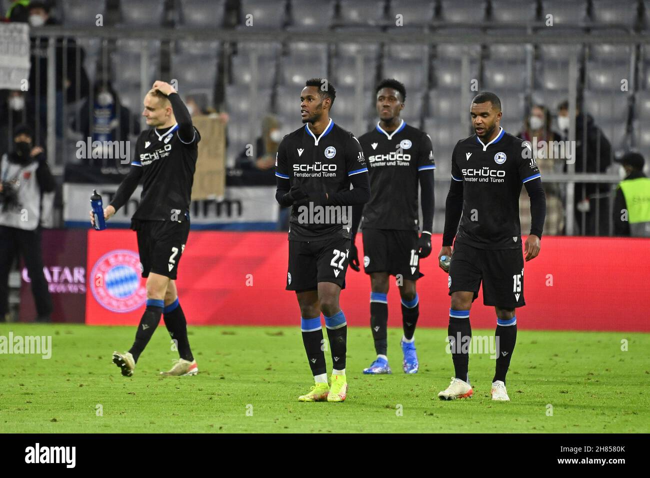 München, Deutschland. 27th Nov, 2021. v.ew: Nathan DE MEDINA (BI), Edimilson FERNANDES (BI), Hi: Amos PIEPER (BI), Enttaeuschung, frustriert, enttäuscht, frustriert, Nach dem Ende des Spiels dejected. Fußball 1. Bundesliga-Saison 2021/2022, 13.Spieltag, matchday13. FC Bayern München-Arminia Bielefeld 1-0, am 27th. November 2021, ALLIANZARENA München. Kredit: dpa/Alamy Live Nachrichten Stockfoto