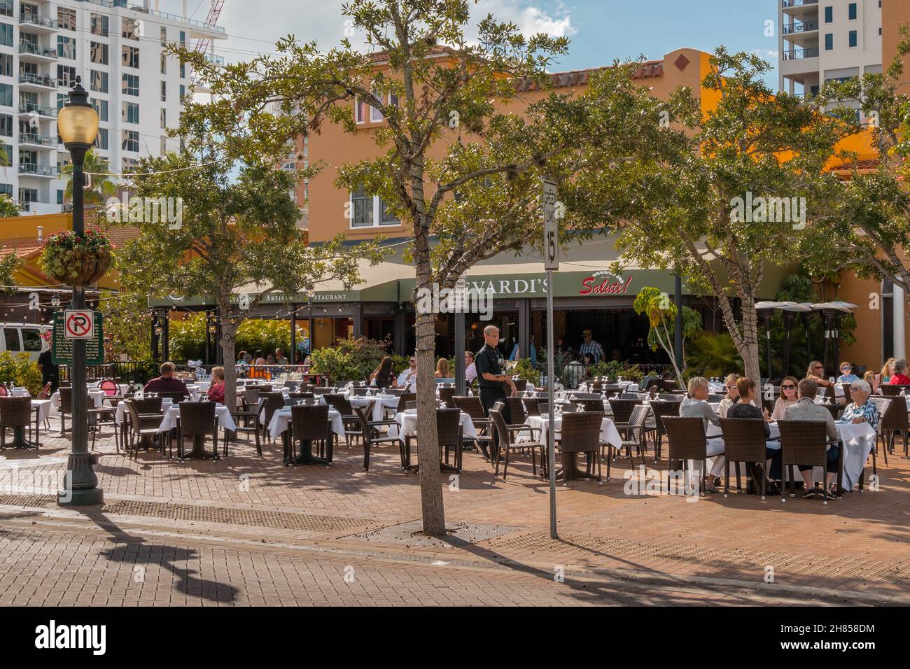 26. November 2021: Essen im Freien an einer belebten Stadtstraße in einer kleinen Stadt. Stockfoto