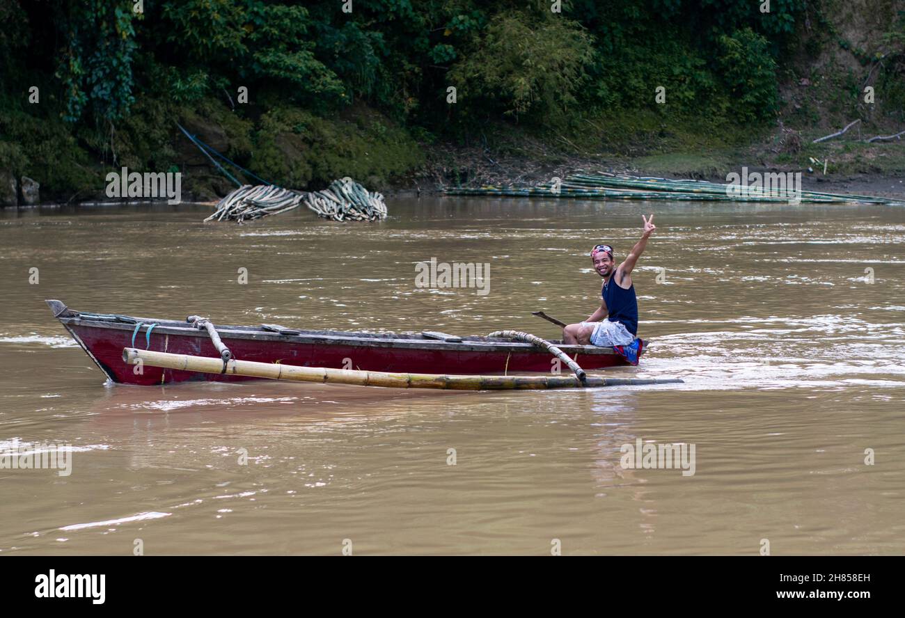 DAVAO CITY, PHILIPPINEN - 17. Okt 2021: Ein junger Mann in einem Tretboot, der in Davao City Passagiere und Güter über den Fluss transportiere Stockfoto