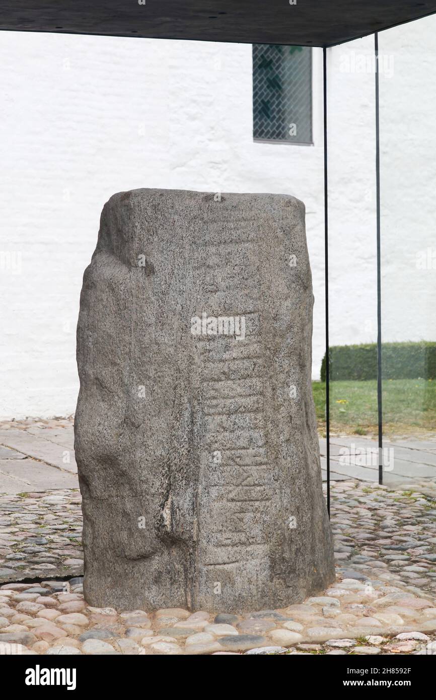 Jelling, Dänemark - 14. Mai 2016: Jelling Steine in ihrer Glashülle. Die Jelling-Steine sind massive geschnitzte Runensteine aus dem 10th. Jahrhundert Stockfoto