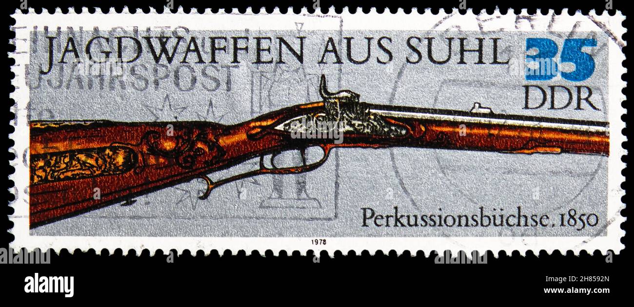 MOSKAU, RUSSLAND - 24. OKTOBER 2021: In Deutschland gedruckte Briefmarke zeigt Schlagzeuggewehr (1850), Jagdwaffen aus der Suhl-Serie, um 1978 Stockfoto