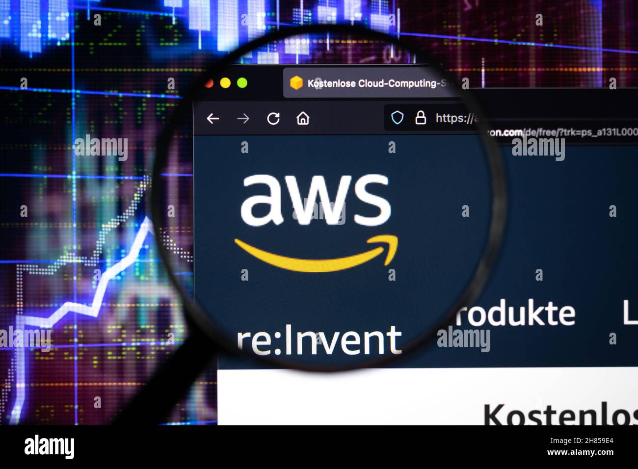 Amazon Web Services AWS Firmenlogo auf einer Website, auf einem Computerbildschirm durch eine Lupe gesehen. Stockfoto