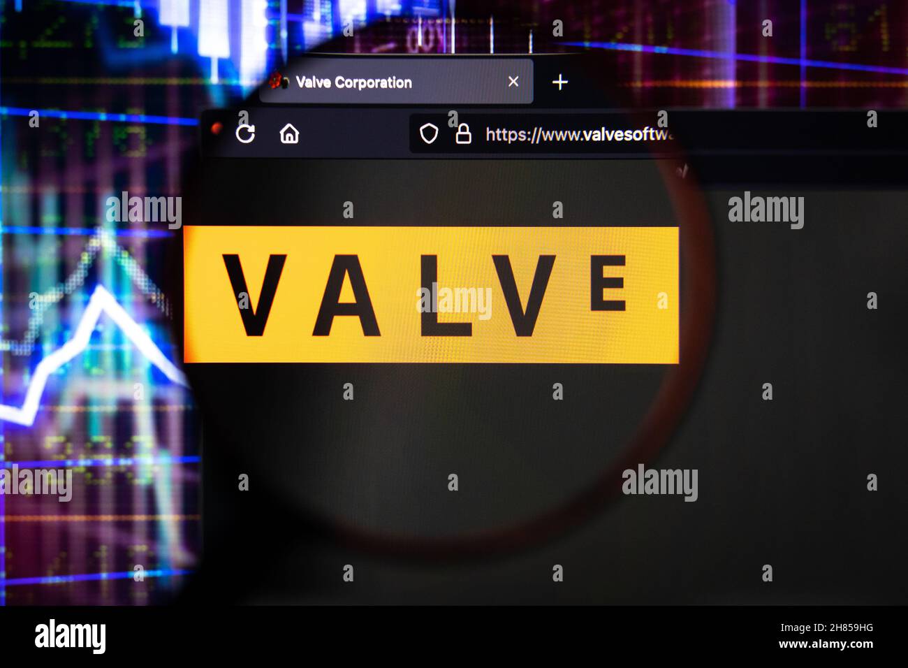 Firmenlogo von Valve Software auf einer Website, auf einem Computerbildschirm durch eine Lupe gesehen. Stockfoto