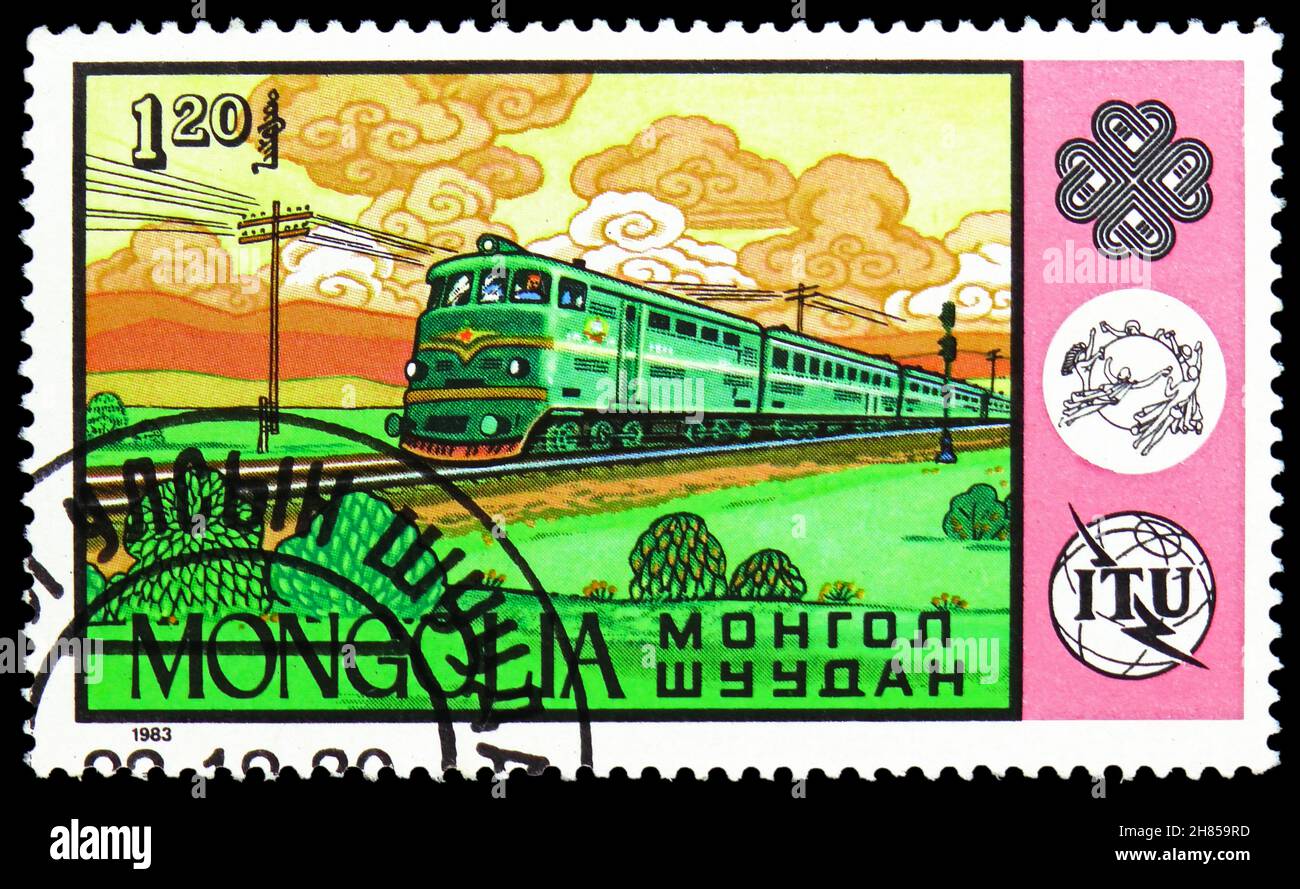 MOSKAU, RUSSLAND - 24. OKTOBER 2021: Briefmarke gedruckt in der Mongolei zeigt Zug, World Communications Year Serie, um 1984 Stockfoto