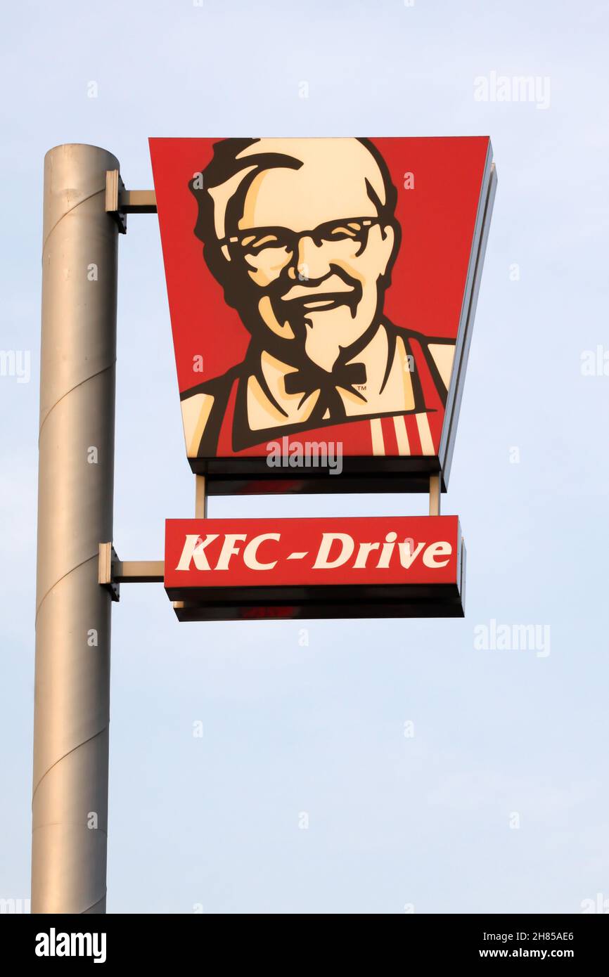 Bremen, Deutschland - 31. Juli 2015: KFC-Logo in der SkyKFC ist eine Fast-Food-Restaurantkette, die sich auf gebratenes Huhn spezialisiert hat Stockfoto