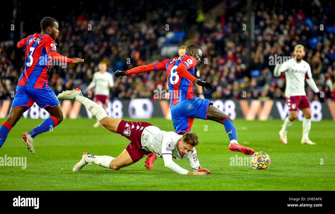 London, Großbritannien. 27th. November 2021. Matthew Cash vom Aston Villa FC mit dem Ball, der von Tyrick Mitchell und Cheikhou Kouyate vom Crystal Palace FC während des Premier League-Spiels zwischen Crystal Palace und Aston Villa im Selhurst Park, London, England, am 27. November 2021 belästigt wurde. Foto von Phil Hutchinson. Nur zur redaktionellen Verwendung, Lizenz für kommerzielle Nutzung erforderlich. Keine Verwendung bei Wetten, Spielen oder Veröffentlichungen einzelner Clubs/Vereine/Spieler. Kredit: UK Sports Pics Ltd/Alamy Live Nachrichten Stockfoto