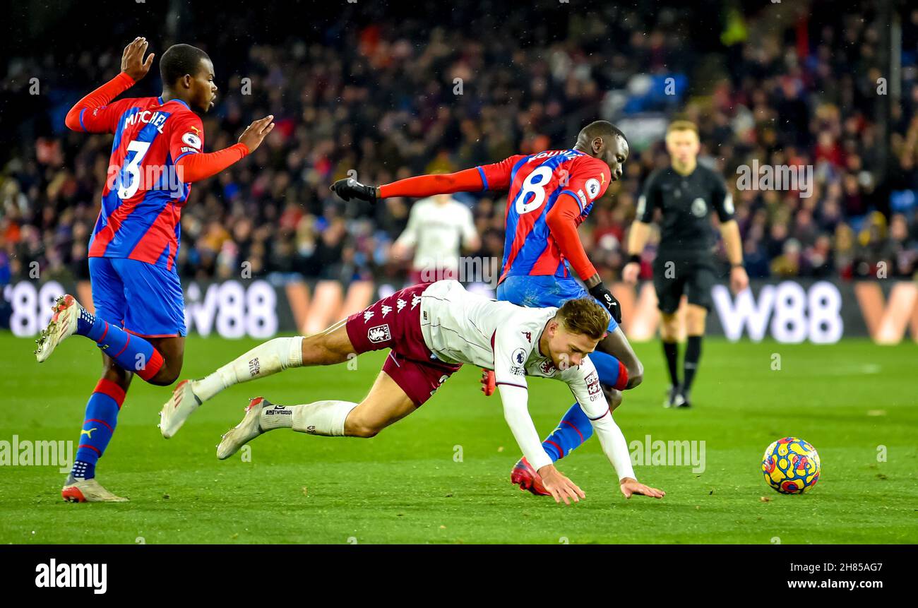 London, Großbritannien. 27th. November 2021. Matthew Cash vom Aston Villa FC mit dem Ball, der von Tyrick Mitchell und Cheikhou Kouyate vom Crystal Palace FC während des Premier League-Spiels zwischen Crystal Palace und Aston Villa im Selhurst Park, London, England, am 27. November 2021 belästigt wurde. Foto von Phil Hutchinson. Nur zur redaktionellen Verwendung, Lizenz für kommerzielle Nutzung erforderlich. Keine Verwendung bei Wetten, Spielen oder Veröffentlichungen einzelner Clubs/Vereine/Spieler. Kredit: UK Sports Pics Ltd/Alamy Live Nachrichten Stockfoto