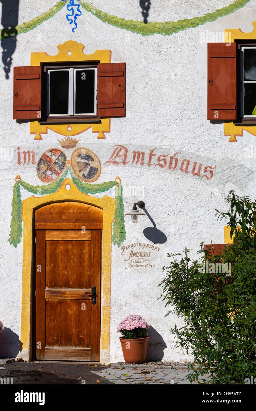 Lüftlmalerei oder die bayerische Kunst der Wandmalerei in einem Verwaltungsbüro, Aschau, Chiemgau, Oberbayern, Süddeutschland Stockfoto