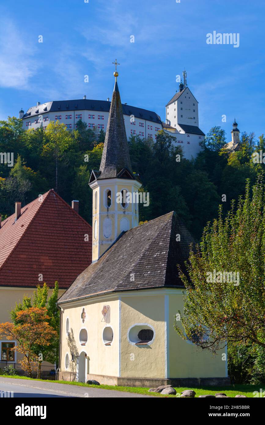 Kapelle zur schmerzhaften Rast Christi mit Burg Hohenaschau auf dem Gipfel des Hügels, Aschau, Chiemgau, Oberbayern, Süddeutschland Stockfoto
