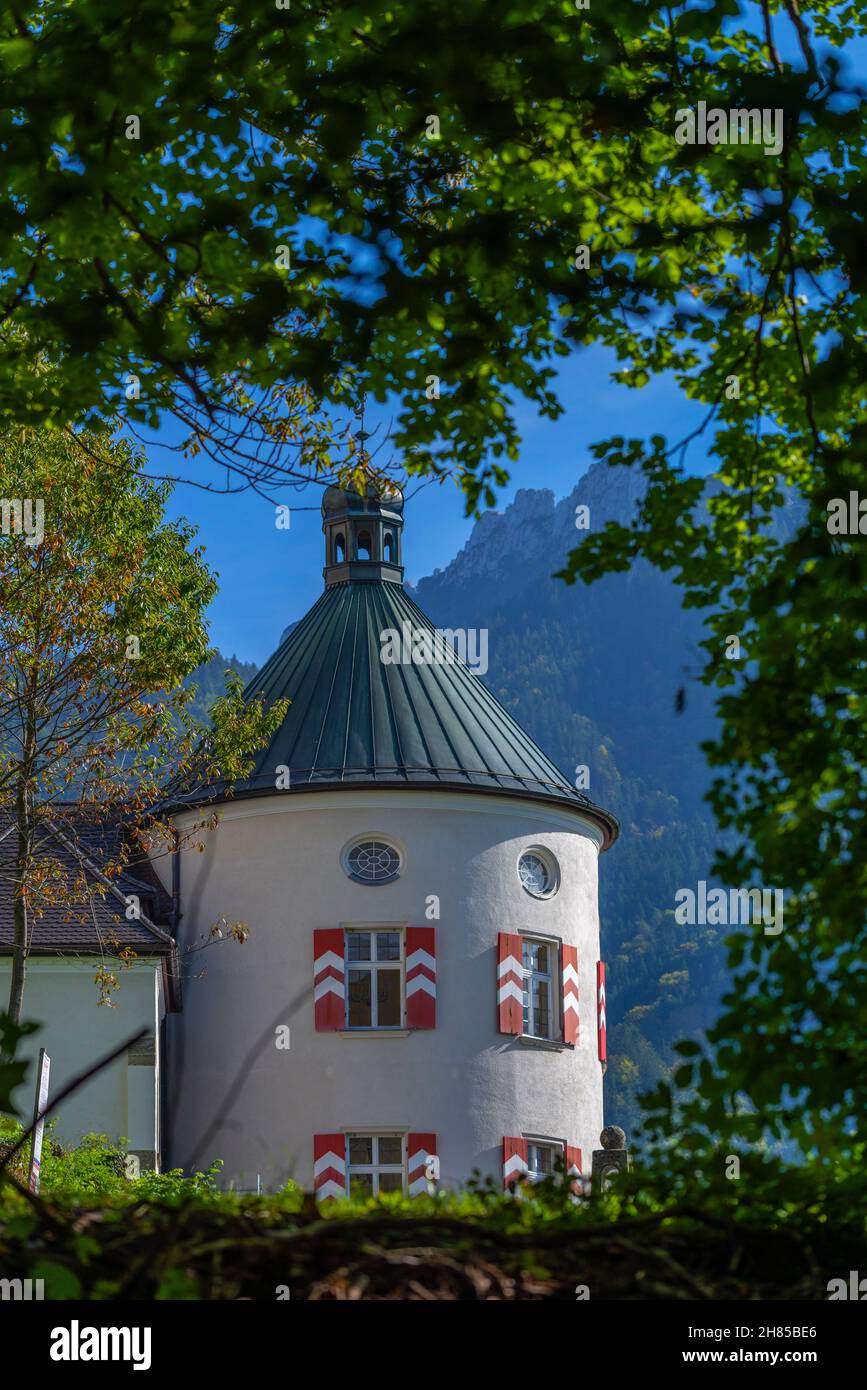Runder Eckturm des renovierten Schlosses Hohenaschau auf einem hohen Felsen, Aschau, Chiemgau, Oberbayern, Süddeutschland Stockfoto