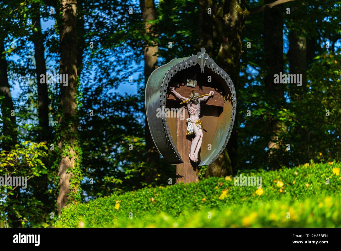 Kruzifix auf dem Gelände der Burg Hohenaschau, Chiemgau, Oberbayern, Süddeutschland, Europa Stockfoto