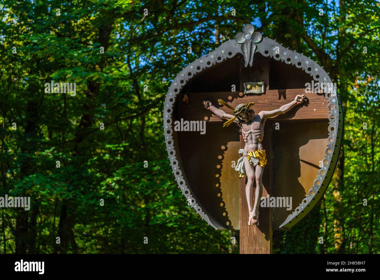 Kruzifix auf dem Gelände der Burg Hohenaschau, Chiemgau, Oberbayern, Süddeutschland, Europa Stockfoto