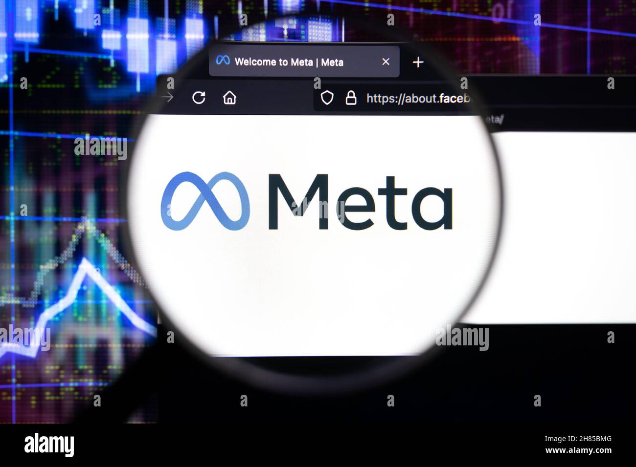 Meta-Firmenlogo auf einer Website, gesehen auf einem Computerbildschirm durch eine Lupe. Stockfoto
