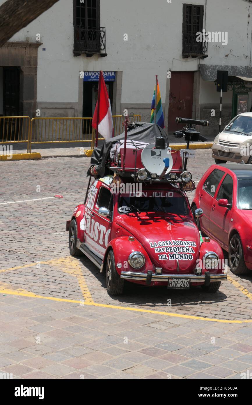 VW Käfer Volkswagen Mapping Straßen in Cusco Peru Re Auto Fahnen Flagge auf einem Fahrzeug Schild Schilder Koffer Koffer Mikrofon Geländer Balkon Stockfoto