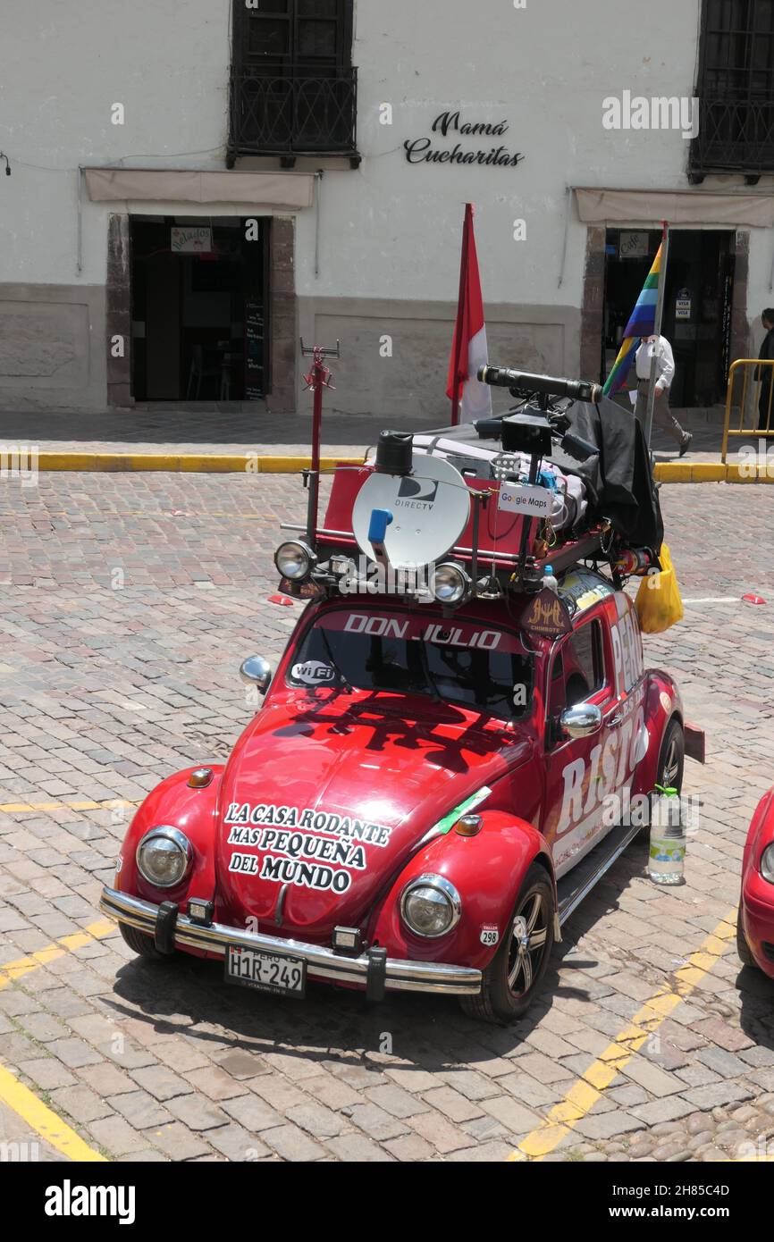 VW Käfer Volkswagen Mapping Straßen in Cusco Peru google Internet Flagge Fahnen rot Auto Koffer Strassenmikrofone Mikrofon Reisen Stockfoto