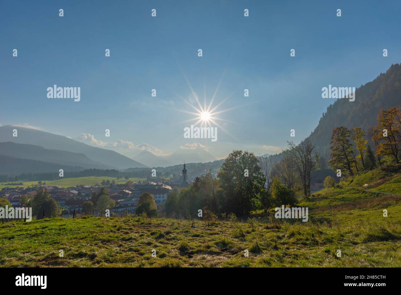 Warmes Abendlicht im Oktober über dem Luftkurort Reit im Winkl, Region Chiemgau, Oberbayern, Süddeutschland, Europa Stockfoto