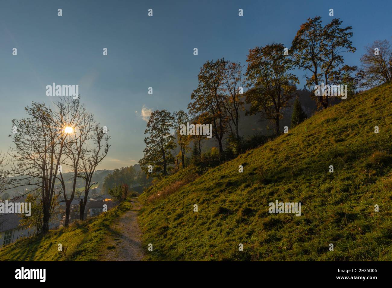 Warmes Abendlicht im Oktober über dem Luftkurort Reit im Winkl, Region Chiemgau, Oberbayern, Süddeutschland, Europa Stockfoto