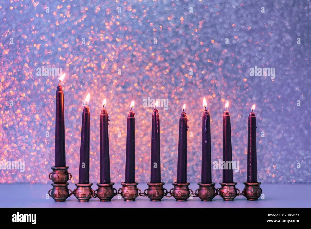 Hanukkah Hintergrund mit Simbol Menorah und brennenden Kerzen Stockfoto