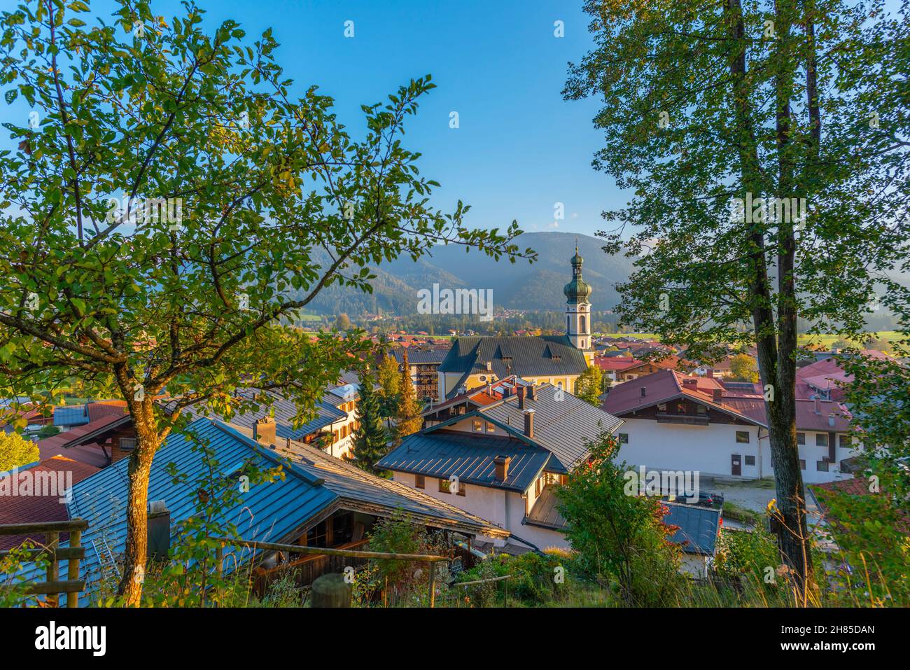 Blick über das beliebte und touristische Luftkurdorf Reit im Winkl, Region Chiemgau, Oberbayern, Süddeutschland, Europa Stockfoto