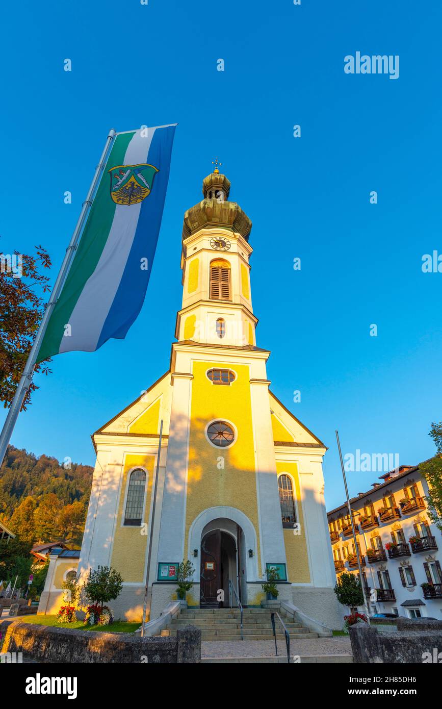 Pfarrkirche St. Stephanus und die bayrische Flagge weht, Reit im Winkl, Chiemgau, Oberbayern, Bayrische Alpen, Süddeutschland, Europa Stockfoto