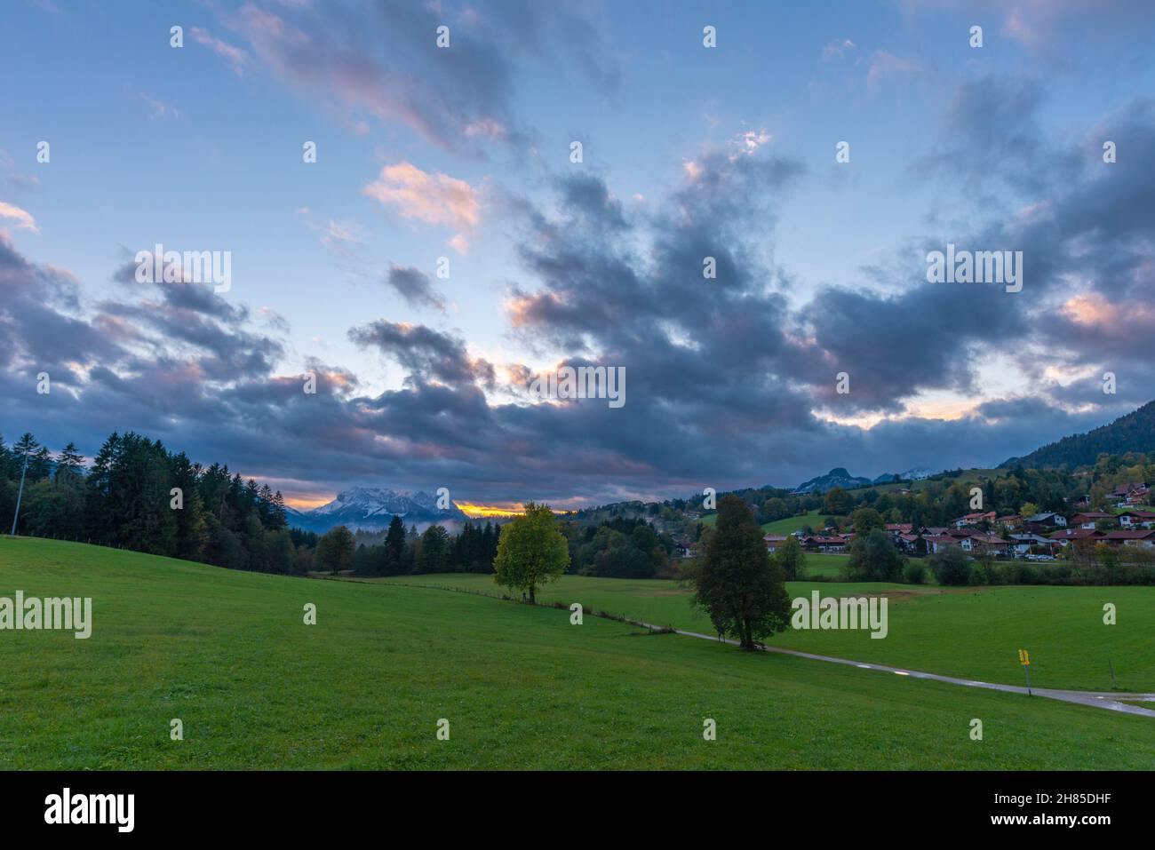 Blick auf die bayerischen Alpen und den Stadtrand von Reit im Winkl am späten Abend, Chiemgau, Oberbayern, Süddeutschland, Europa Stockfoto