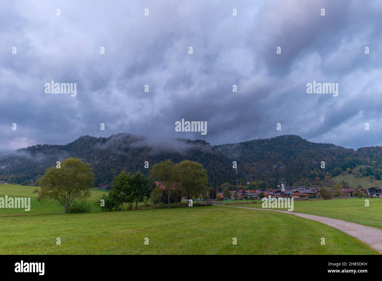Blick auf die bayerischen Alpen und den Stadtrand von Reit im Winkl am späten Abend, Chiemgau, Oberbayern, Süddeutschland, Europa Stockfoto