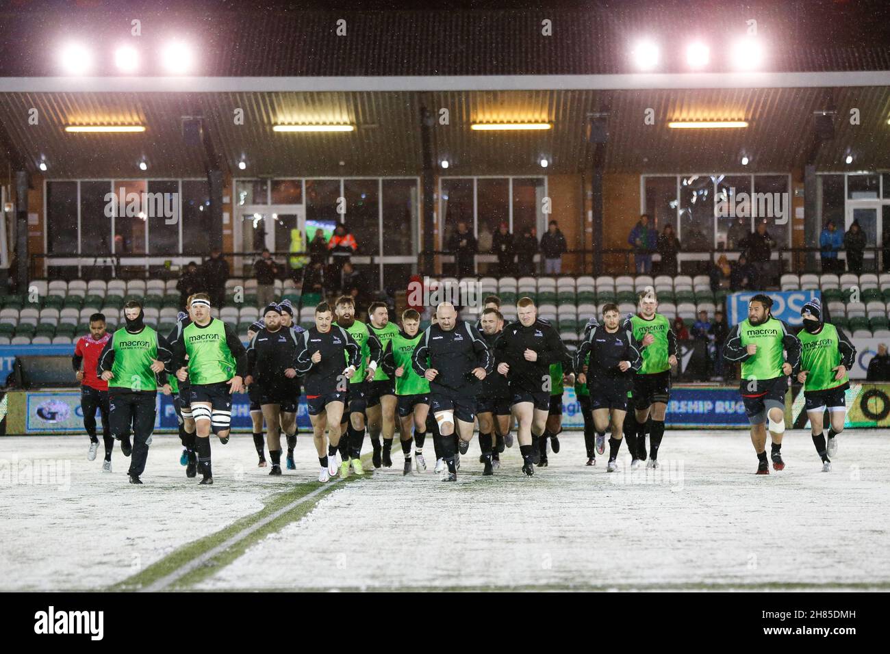 NEWCASTLE UPON TYNE. GBR. NOV 26th Falcons Spieler betreten das Zehenfeld für ein letztes Warm-up in einer verschneiten Nacht vor dem Gallagher Premiership Match zwischen Newcastle Falcons und Worcester Warriors im Kingston Park, Newcastle am Freitag, den 26th. November 2021. (Kredit: Chris Lishman | MI News ) Kredit: MI Nachrichten & Sport /Alamy Live News Stockfoto