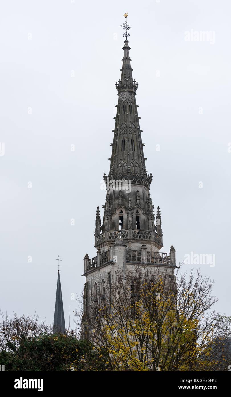 Anderlecht, Region Brüssel-Hauptstadt, Belgien - 11 20 2021: Gotischer Turm der katholischen Kirche Saint Guy Stockfoto