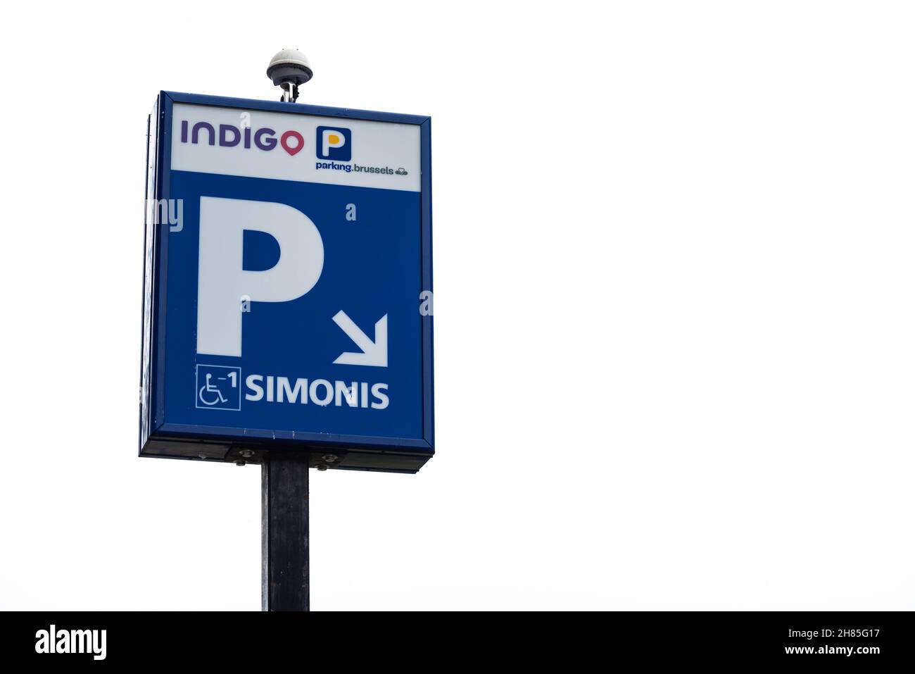 Koekelberg, Region Brüssel-Hauptstadt, Belgien - 11 19 2021: Schild des Simoni Indigo Parkens Tiefgarage Brüssel Stockfoto
