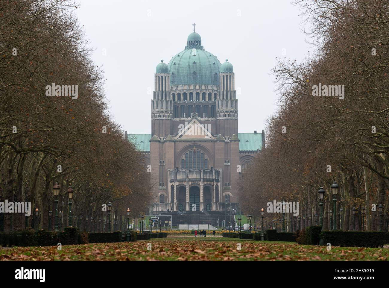 Koekelberg, Region Brüssel-Hauptstadt, Belgien - 11 19 2021: Im Herbst Blick auf die Basilika des Heiligen Herzens und den Elisabeth-Park Stockfoto