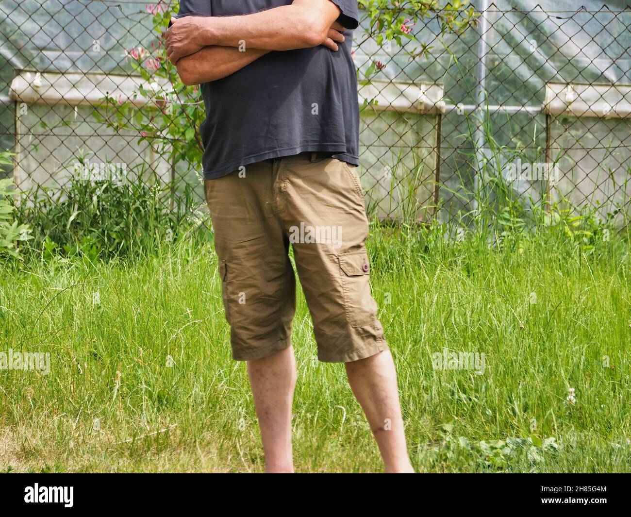 Nahaufnahme eines stehenden Mannes in Bermuda-Shorts Stockfoto