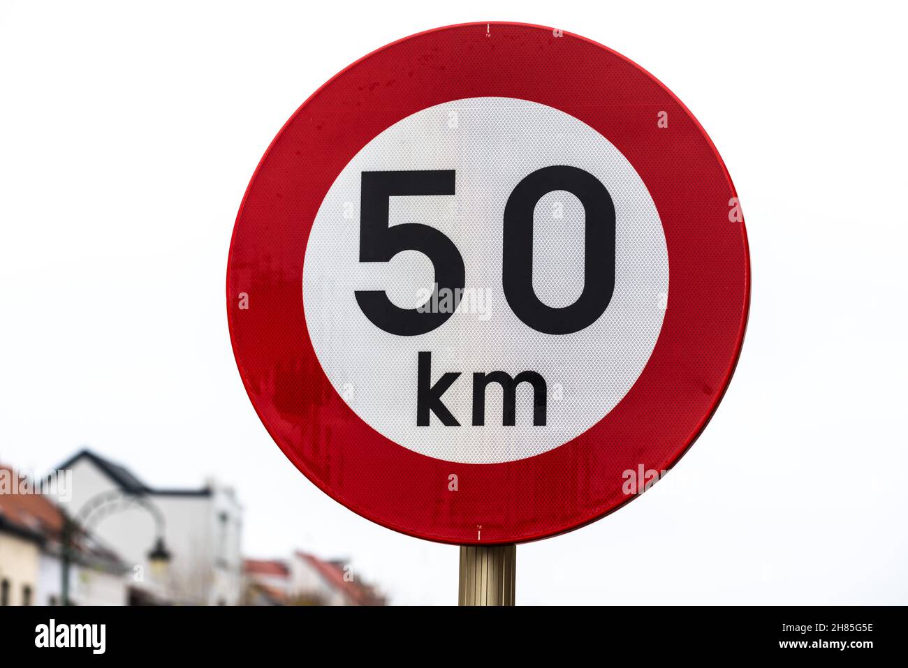 Koekelberg, Region Brüssel-Hauptstadt, Belgien - 11 19 2021: Warnschild für maximal 50 Kilometer pro Stunde Geschwindigkeit Stockfoto