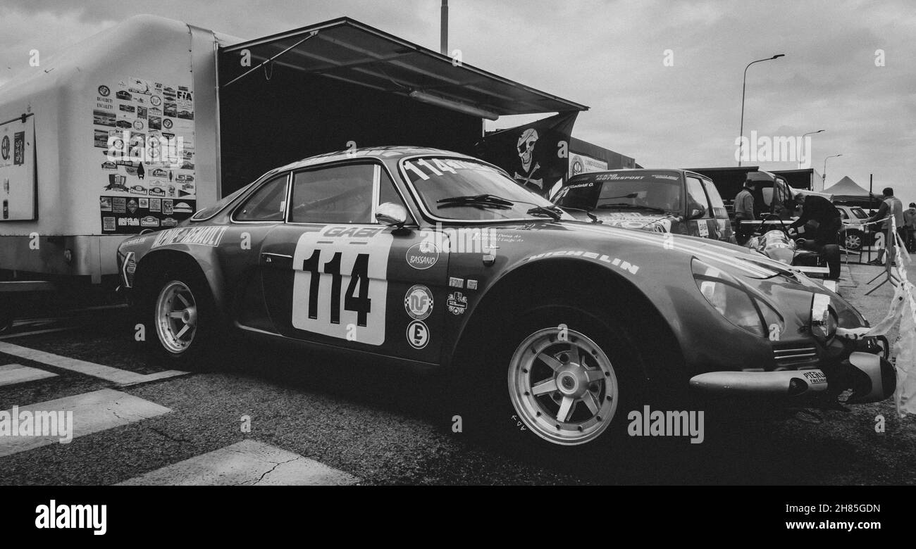 PESARO, ITALIEN - 12. Okt 2021: Eine Graustufenaufnahme eines Retro-Autos Renault Alpine in Pesaro, Italien Stockfoto