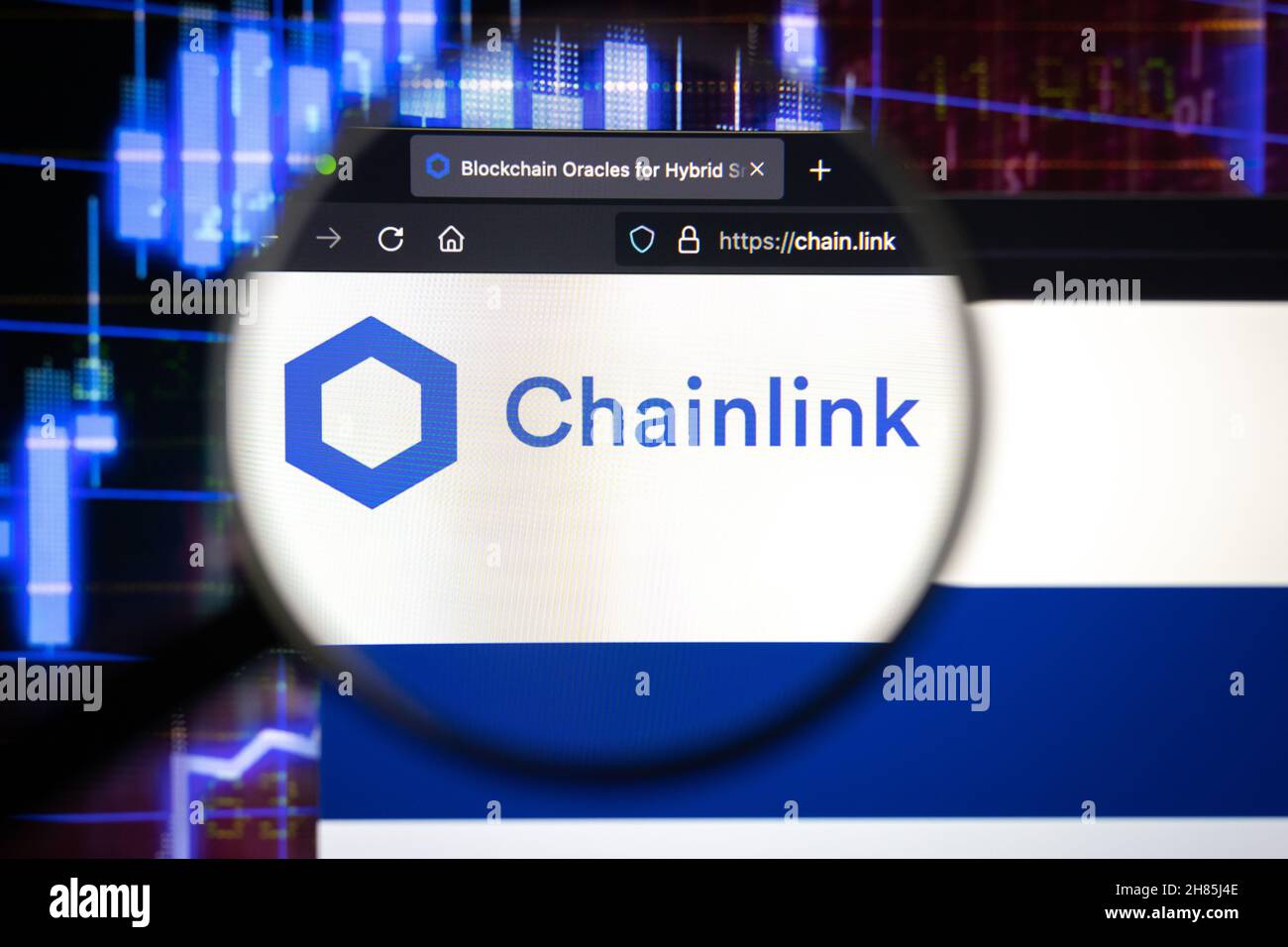 Chainlink Firmenlogo auf einer Website, auf einem Computerbildschirm durch eine Lupe gesehen. Stockfoto